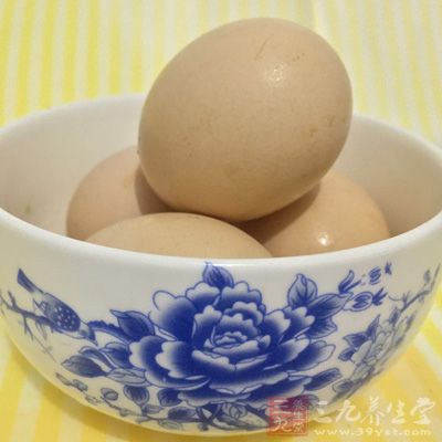 牛肝、牛奶制品、鳕鱼肝油、鸡蛋、胡萝卜、南瓜子和菠菜等