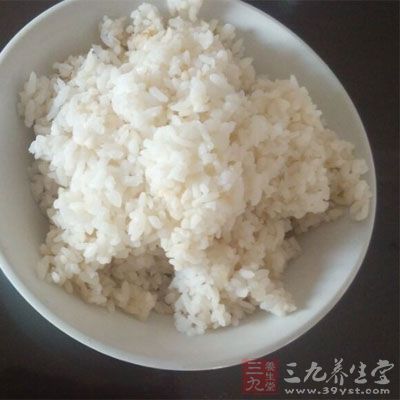 材料：米饭1碗，南瓜100克，鸡蛋1个，薏米40克，枸杞子10克，葱1根