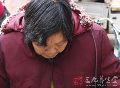 老太脸上一块老年斑竟是皮肤癌 老太脸上一块老年斑竟是皮肤癌