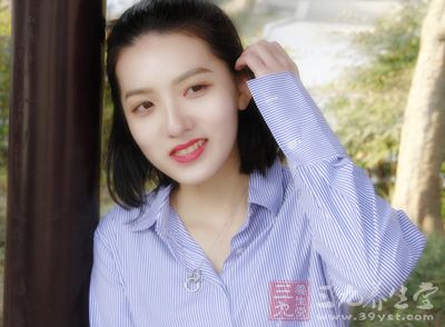 打造电眼闪亮的美女形象呢