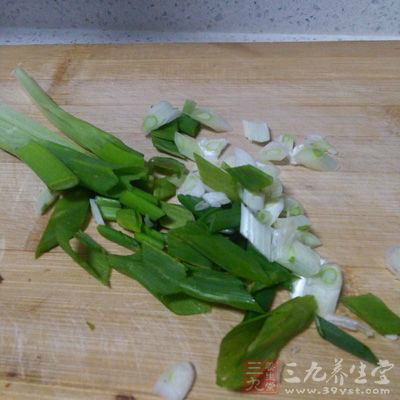 用葱白1段,碾碎取汁,分几次饮用,有特效 用葱白1段,碾碎取汁,分几次饮用,有特效