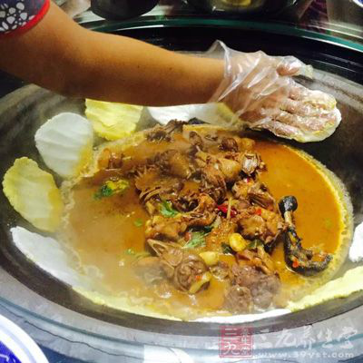 青色的食物可以通达肝气,起到很好的疏肝、解郁、缓解情绪作用,属于帮助肝脏排毒的食物 青色的食物可以通达肝气,起到很好的疏肝、解郁、缓解情绪作用,属于帮助肝脏排毒的食物