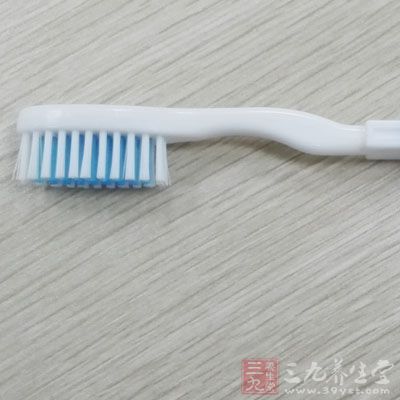 乙肝轮廓抗原阳性者的食具、牙具、刮面刀、注射器、穿刺针、针灸针等应与其他人隔离