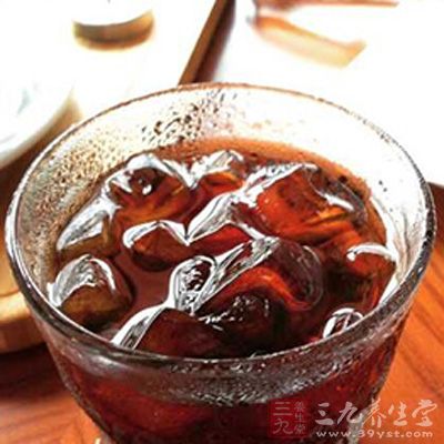 喝可乐、雪碧等碳酸饮料