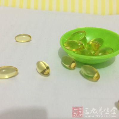 坚持按时服用维生素C，可使皮肤黑色素沉着减少，从而减少黑斑和雀斑，使皮肤白皙