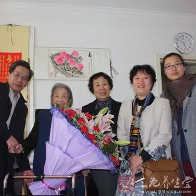 热烈祝贺查良锭教授百岁华诞 无私奉献挚爱营养