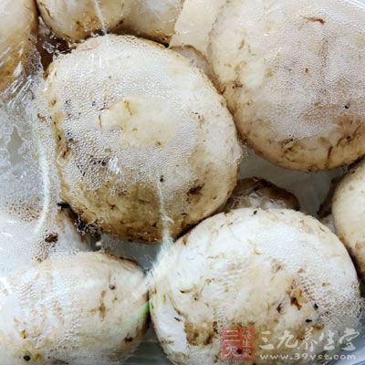 鲑鱼150克，蘑菇100克，圆白菜、青椒适量，米饭、香葱各适量