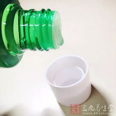 或去角质成分的保养品，如保湿乳液