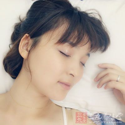 睡眠期间女性的肌肤处于佳的修复和细胞代谢期