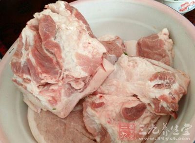 食用紅色的瘦肉如牛、豬、兔肉等