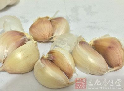 吃大蒜的好吃 能防治肿瘤还能降低胆固醇-三九