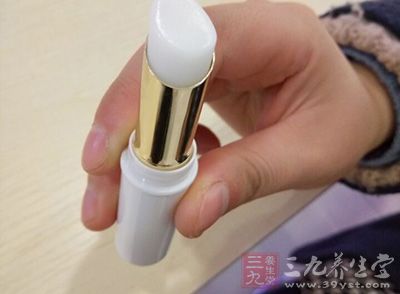 唇膏的某些成分可能对身体造成以下的伤害 唇膏的某些成分可能对身体造成以下的伤害