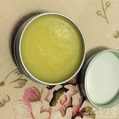 涂抹唇膏后,尽量不要饮水或进食 涂抹唇膏后,尽量不要饮水或进食