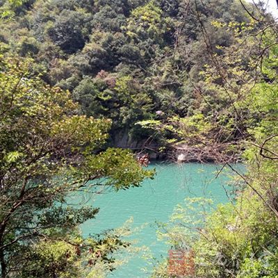 我们可以边泡温泉边欣赏户外的风景