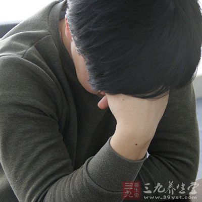 风寒感冒表现为发热较轻，恶寒明显，一般无汗，且兼有头痛