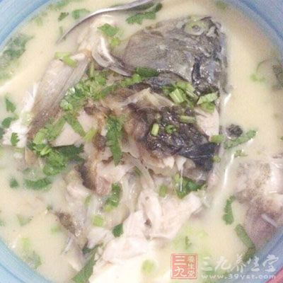 宜用食物来滋补，例如山药鸡、黑糯米、鱼汤、排骨汤等