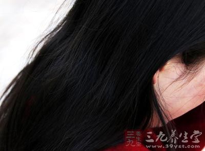 头发分叉主要是头发缺油脂及护理调养不当所致 头发分叉主要是头发缺油脂及护理调养不当所致