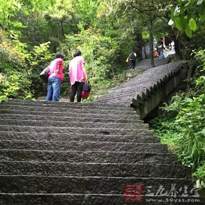 多参加一些去野外的拓展活动，登山、远足、渡水、露营等都可以