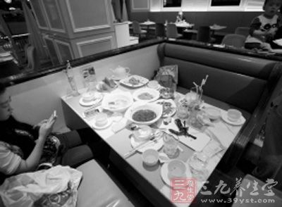 知名餐厅 毛血旺里吃出烟头  讨说法后餐厅免单