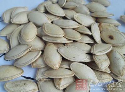 因为南瓜子之中的活性成分可消除前列腺初期的肿胀