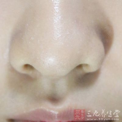 像王女士这种牙齿进入鼻腔的情况比较少见 像王女士这种牙齿进入鼻腔的情况比较少见