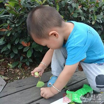 小逸是个顽皮的孩子 小逸是个顽皮的孩子