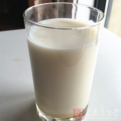 用牛奶摻入雞蛋清，或配用雞蛋黃調(diào)勻