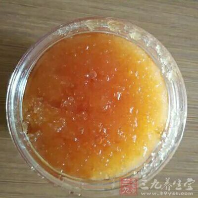 待银耳充分发开之后，换清水清洗干净，去根，将银耳撕成小片