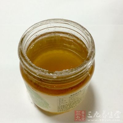 蜂蜜中的各种营养成分可以为皮肤补充大量的营养