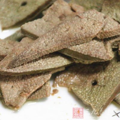 将猪肝放入碗内，加入淀粉10克抓匀