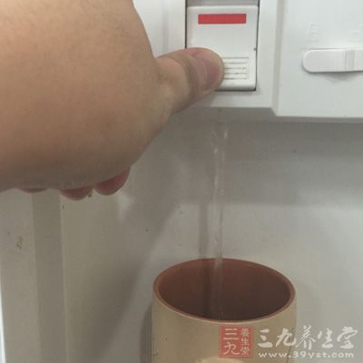 水是一种天然的不含脂肪的饮料