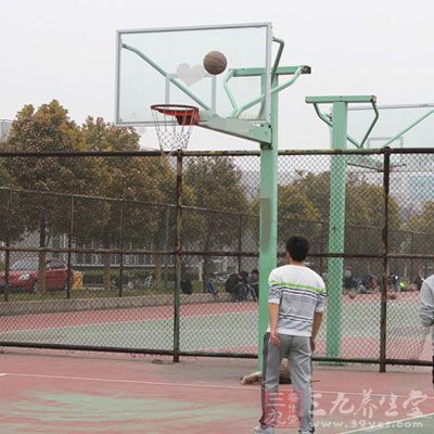 打篮球的好处 打篮球能排毒还有助于长高