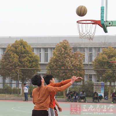 打篮球的好处 打篮球能排毒还有助于长高(2)