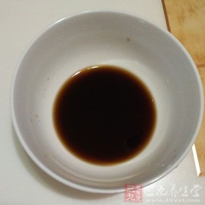 用食醋烧1碗酸汤，服下