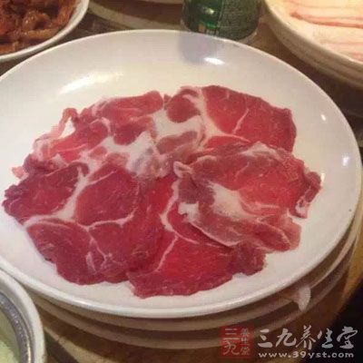 先将牛肉洗净剁成肉糜