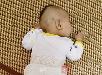 观察全咽部,包括扁桃体、软腭及咽后壁 观察全咽部,包括扁桃体、软腭及咽后壁