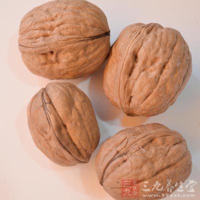 大火煮開(kāi)，加蓋小火燉煮，核桃芝麻炒香