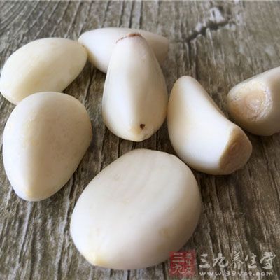 某种食物可以对抗癌症，如大蒜、西红柿等食物