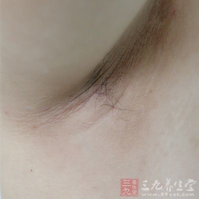 用两条毛巾分别夹在两腋中 用两条毛巾分别夹在两腋中