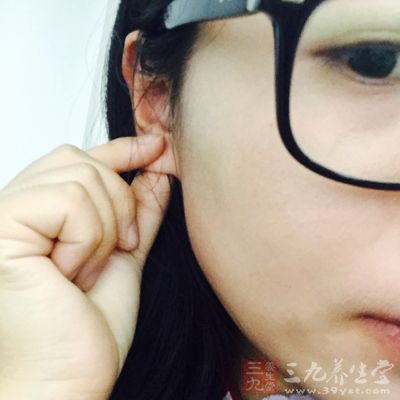 会在耳孔表皮损伤的情况下，产生局部的接触性皮炎