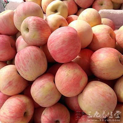 发现像刘女士的妈妈那样吃水果的人不在少数