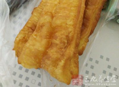 早餐摊的炸油条的油一般都用很久,整锅油都黑掉了依然不会换 早餐摊的炸油条的油一般都用很久,整锅油都黑掉了依然不会换