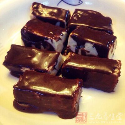 各种零食,如雪饼、饼干、巧克力等 各种零食,如雪饼、饼干、巧克力等