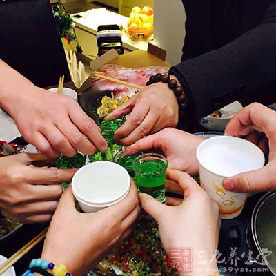 而轻中度饮酒的受试者更容易患以上除了肺癌在内的其余四种肿瘤