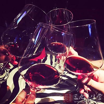 如果长期大量饮酒的话，还会导致人体出现有消瘦