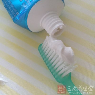 毁坏牙齿的习惯刷牙不规律 毁坏牙齿的习惯刷牙不规律