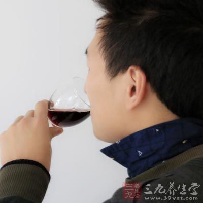 过度酗酒还会伤害肝脏，造成肝脏解毒能力下降