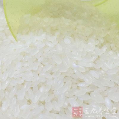 材料：萊菔子10克，柿蒂5個(gè)，大腹皮12克，大米100克，生姜絲、食鹽少許