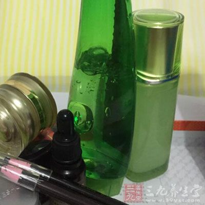 错误的使用化妆品会导致长斑