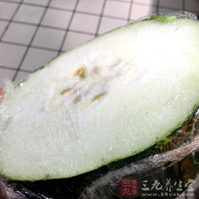 冬瓜仁适量，煮沸后取出曝晒干